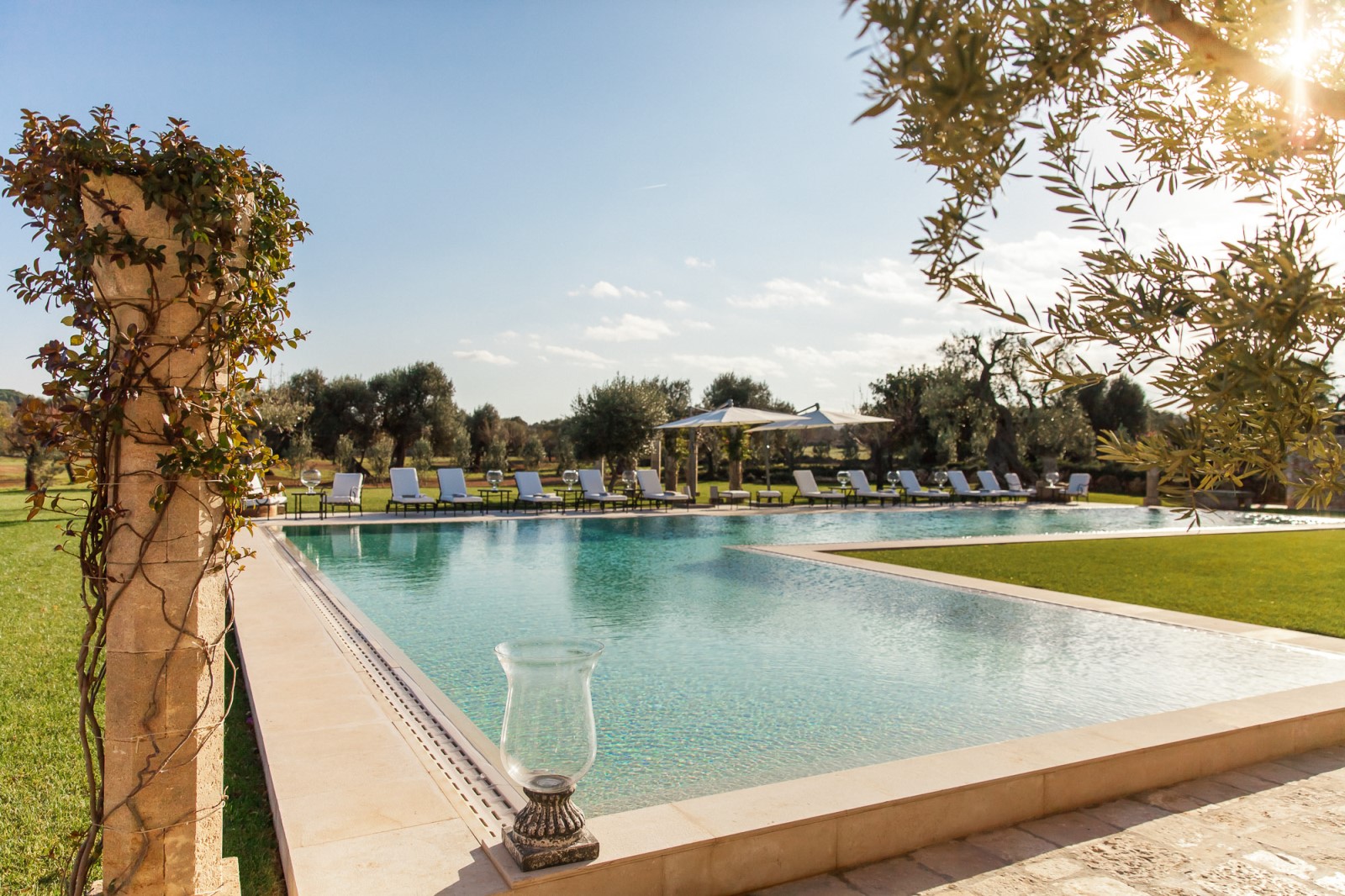 The swimming pool and sun loungers in the garden of Residenza Pettolecchia, Puglia