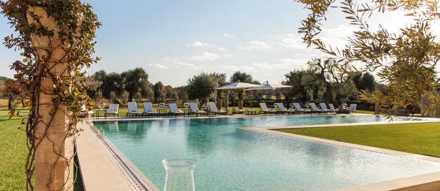 The swimming pool and sun loungers in the garden of Residenza Pettolecchia, Puglia