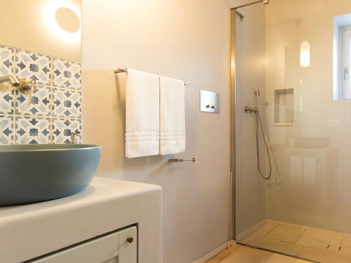 Bathroom with towels at Trulli Armonia in Puglia