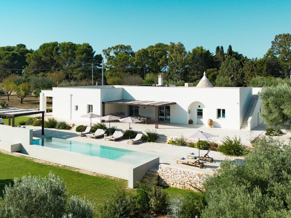 Full exterior view of Trulli Armonia in Puglia