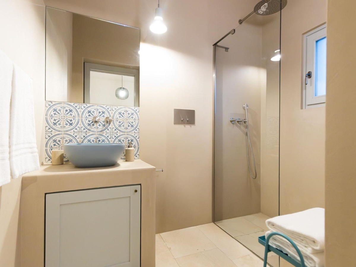 Smaller bathroom at Trulli Armonia in Puglia