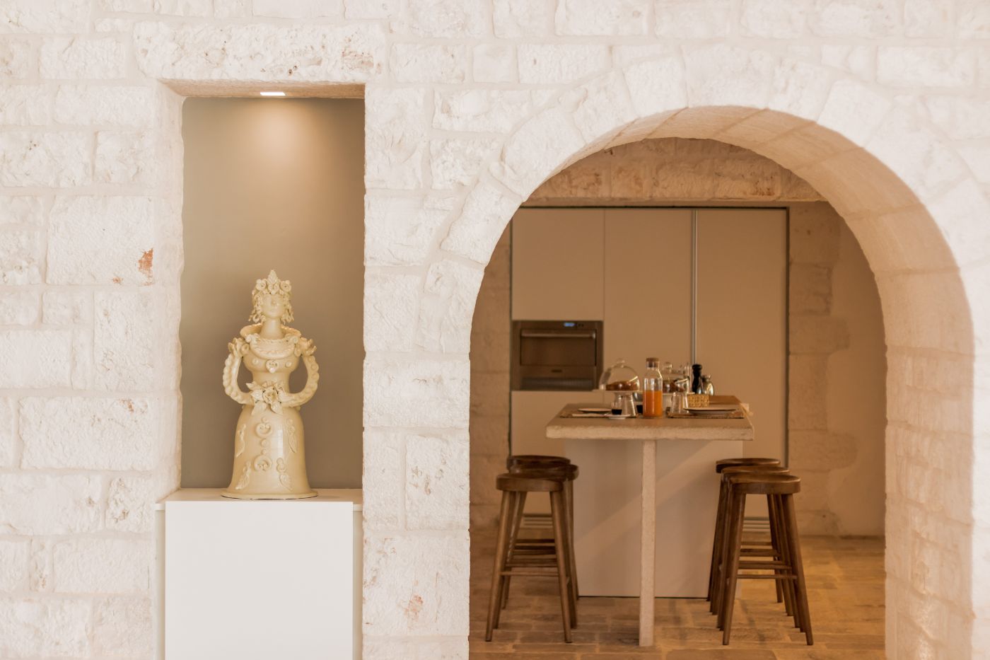 An archway leading to the kitchen at Trulli Bianca.