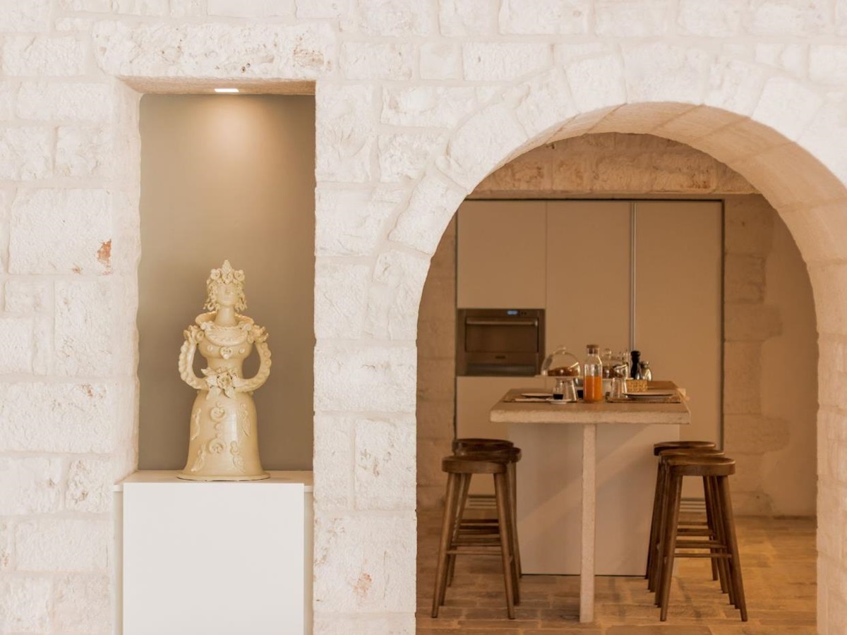An archway leading to the kitchen at Trulli Bianca.
