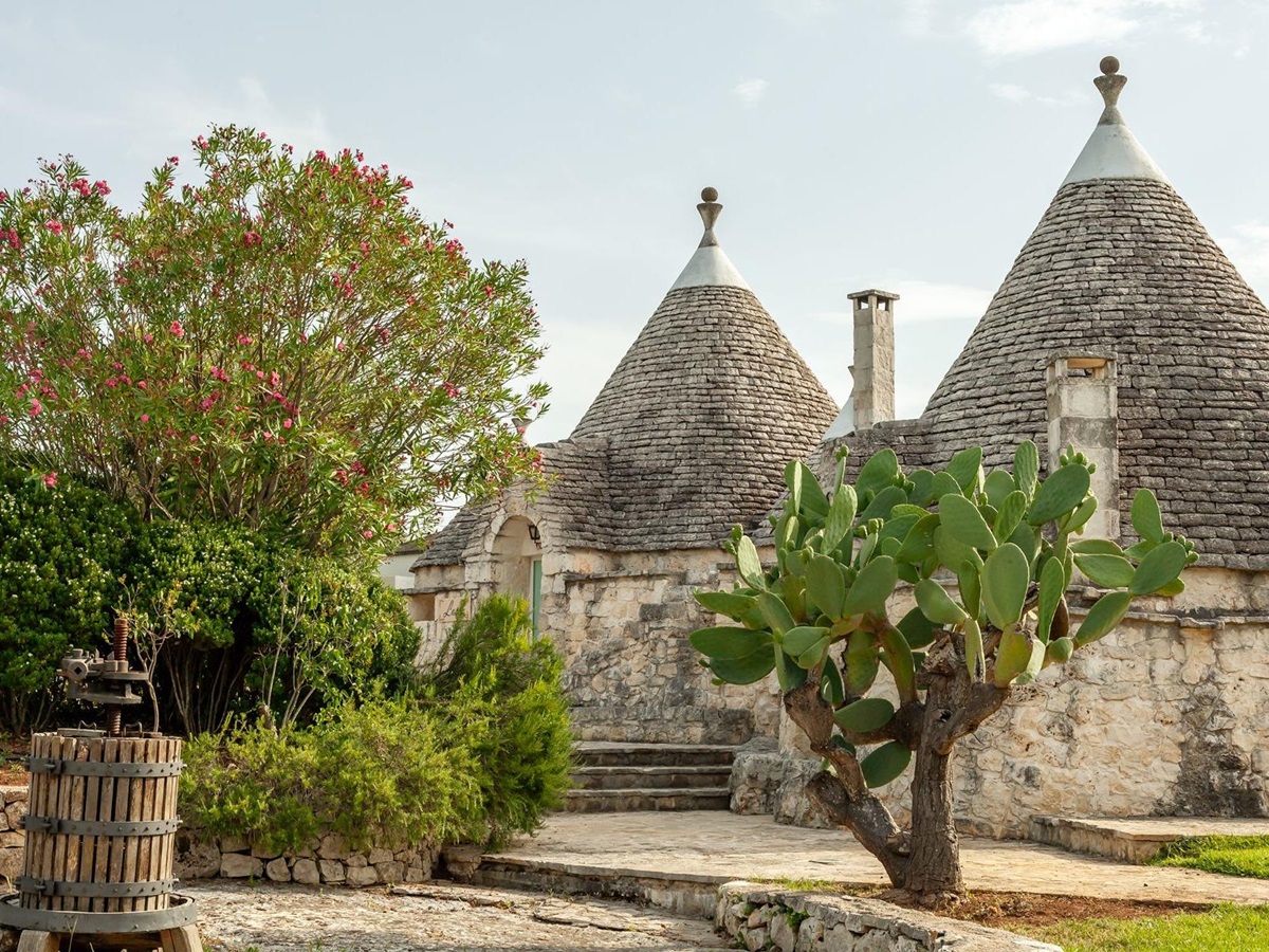 Exterior view and cactus at Trulli Lucia in Puglia