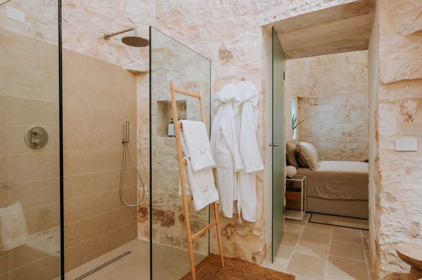 An en-suite bathroom at Trulli Pomona.