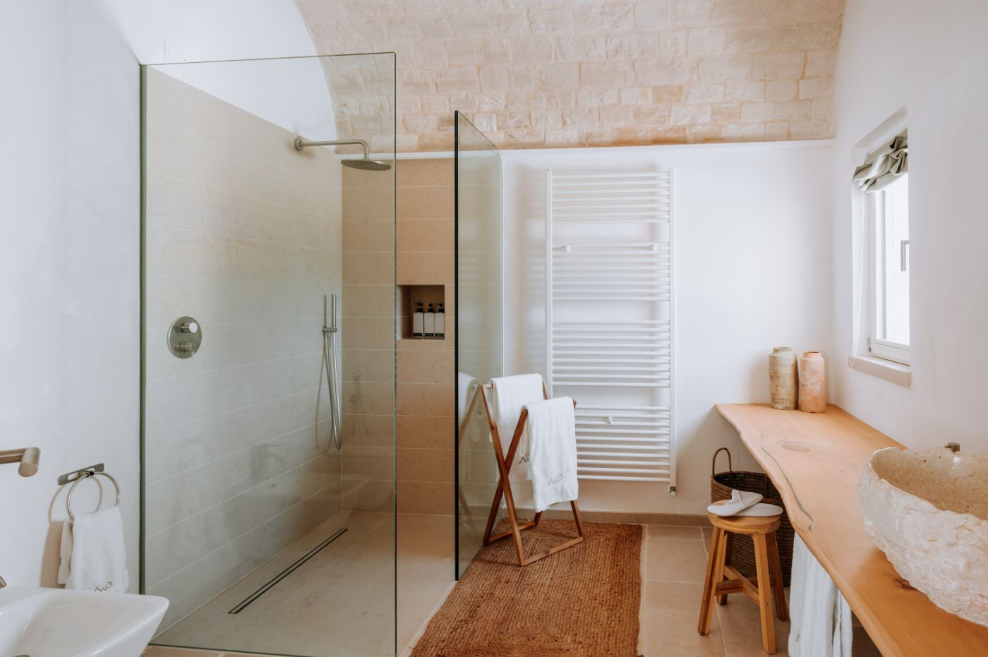 An en-suite bathroom at Trulli Pomona.
