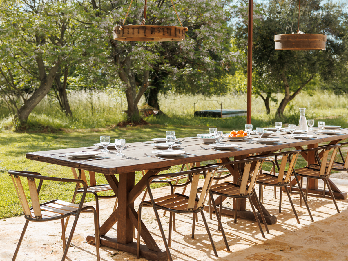 Outdoor dining and garden at Trullo Uliveto