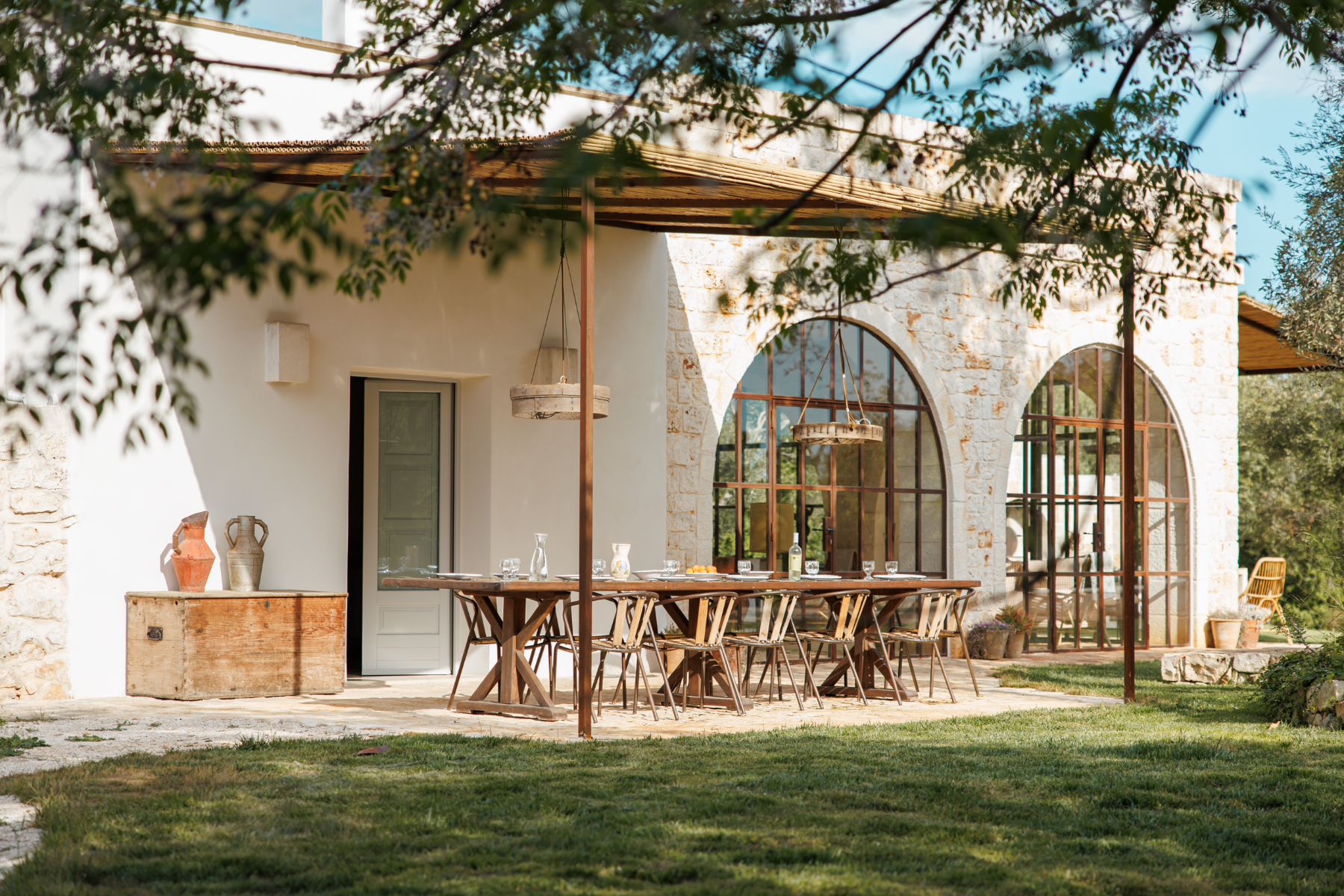 Outdoor dining at Trullo Uliveto