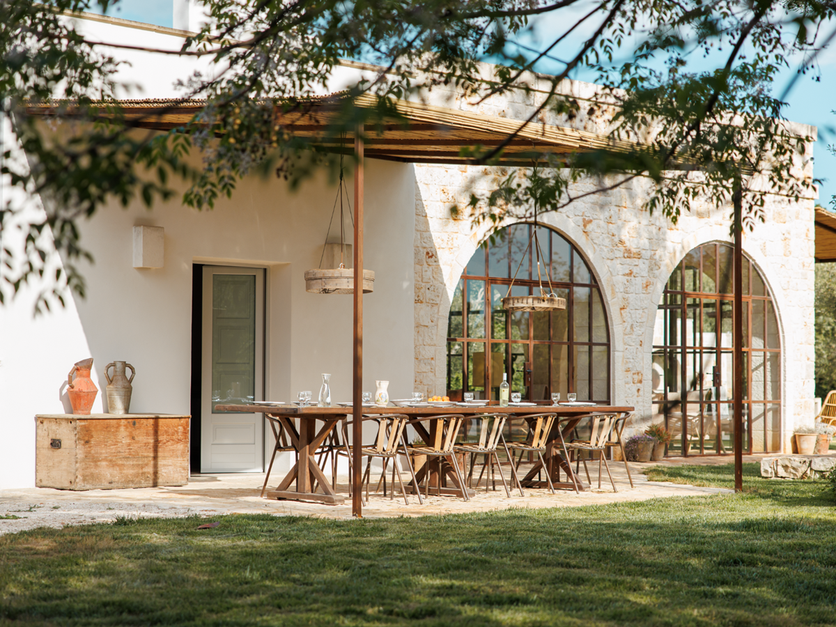 Outdoor dining at Trullo Uliveto
