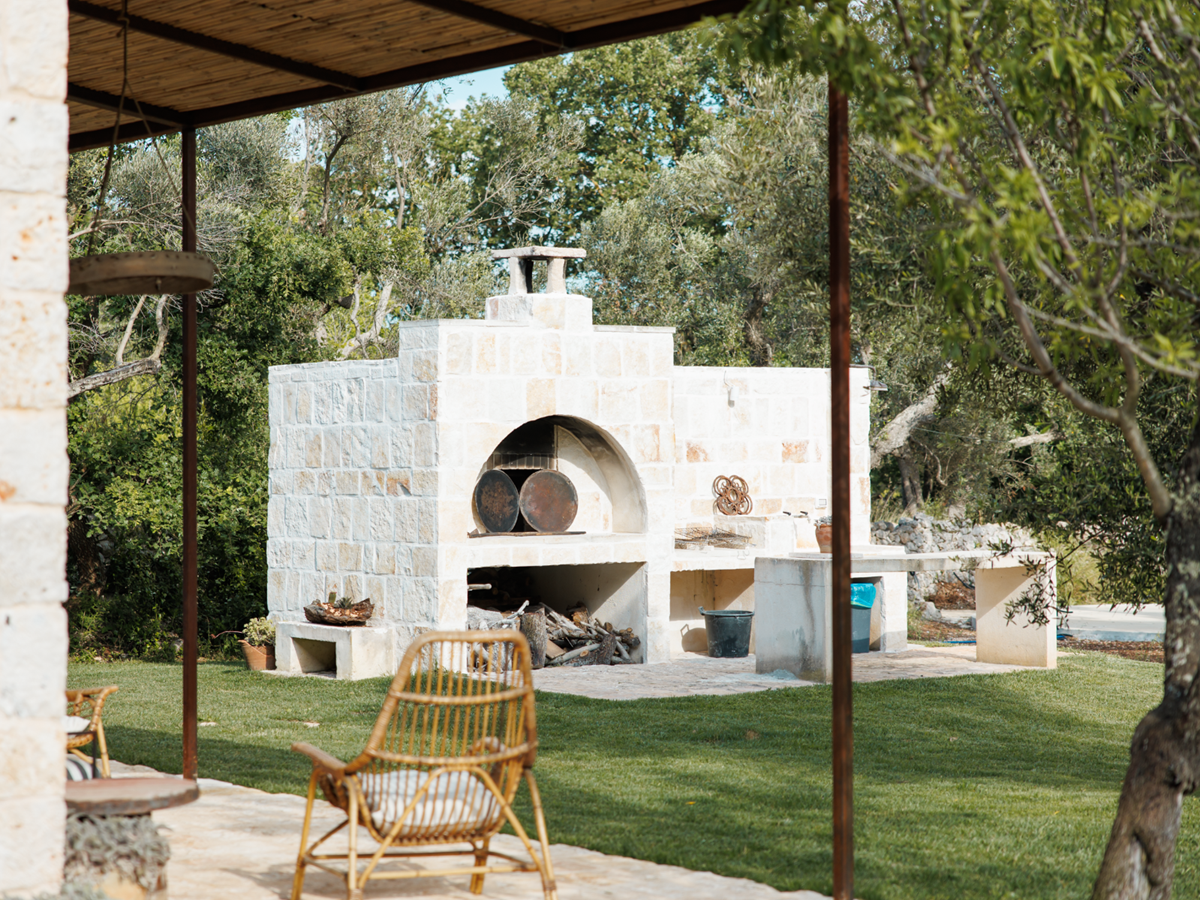 Garden with pizza oven at Trullo Uliveto