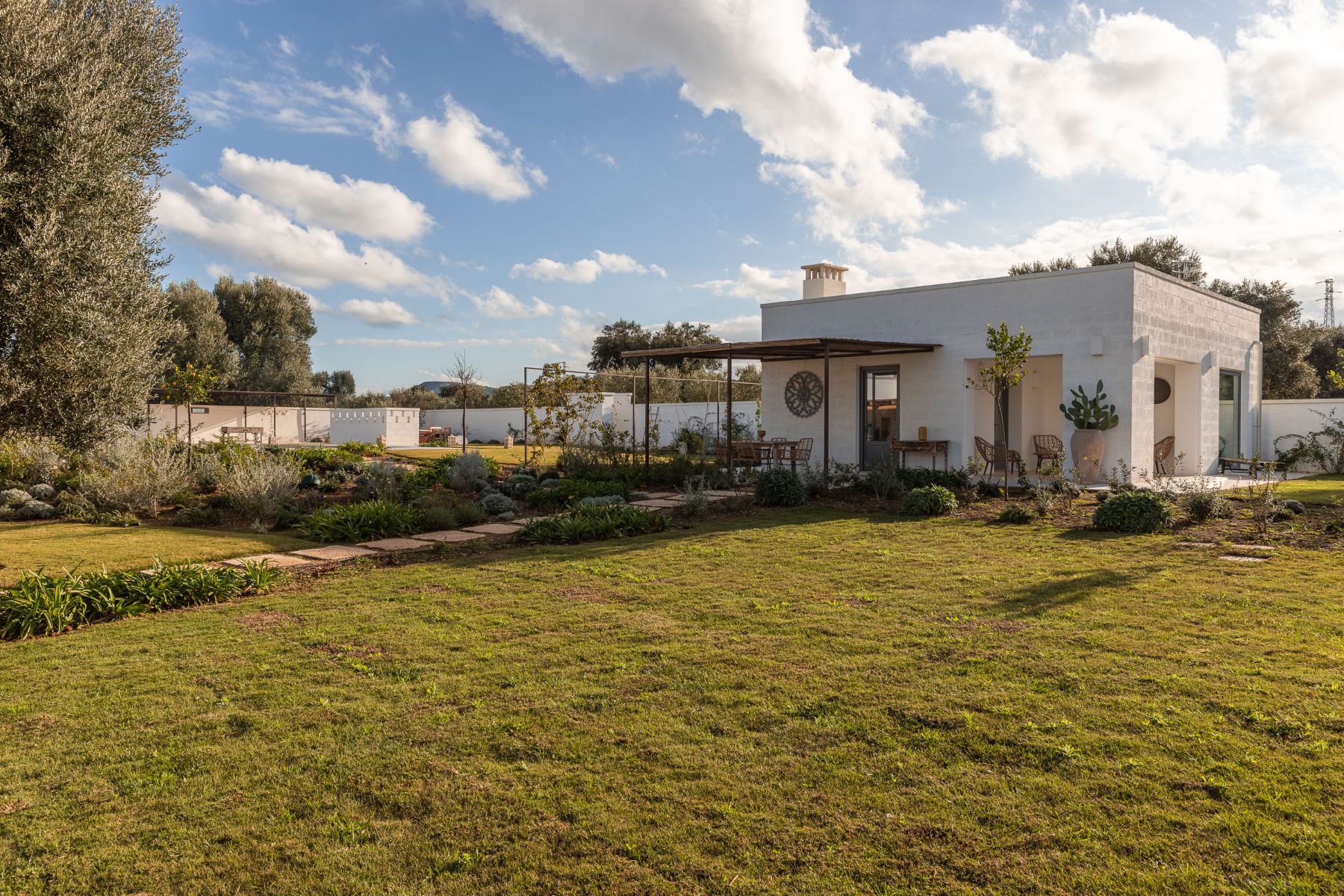 Garden with view of Villa Oliva at the side in Puglia