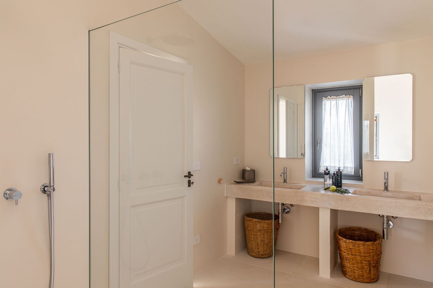 A bathroom at Villa Oliva.