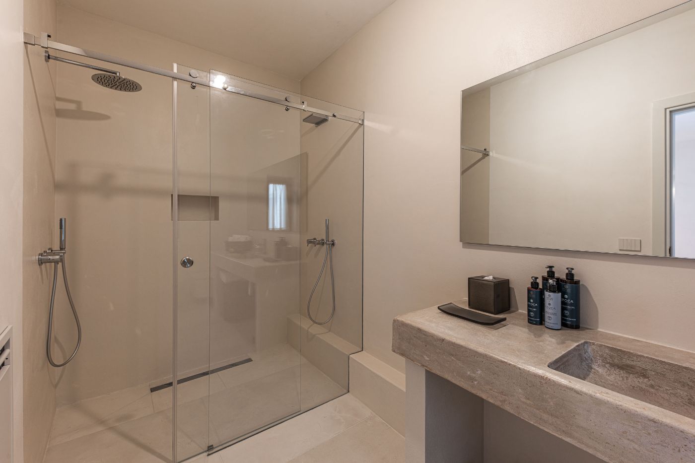 A bathroom at Villa Oliva.