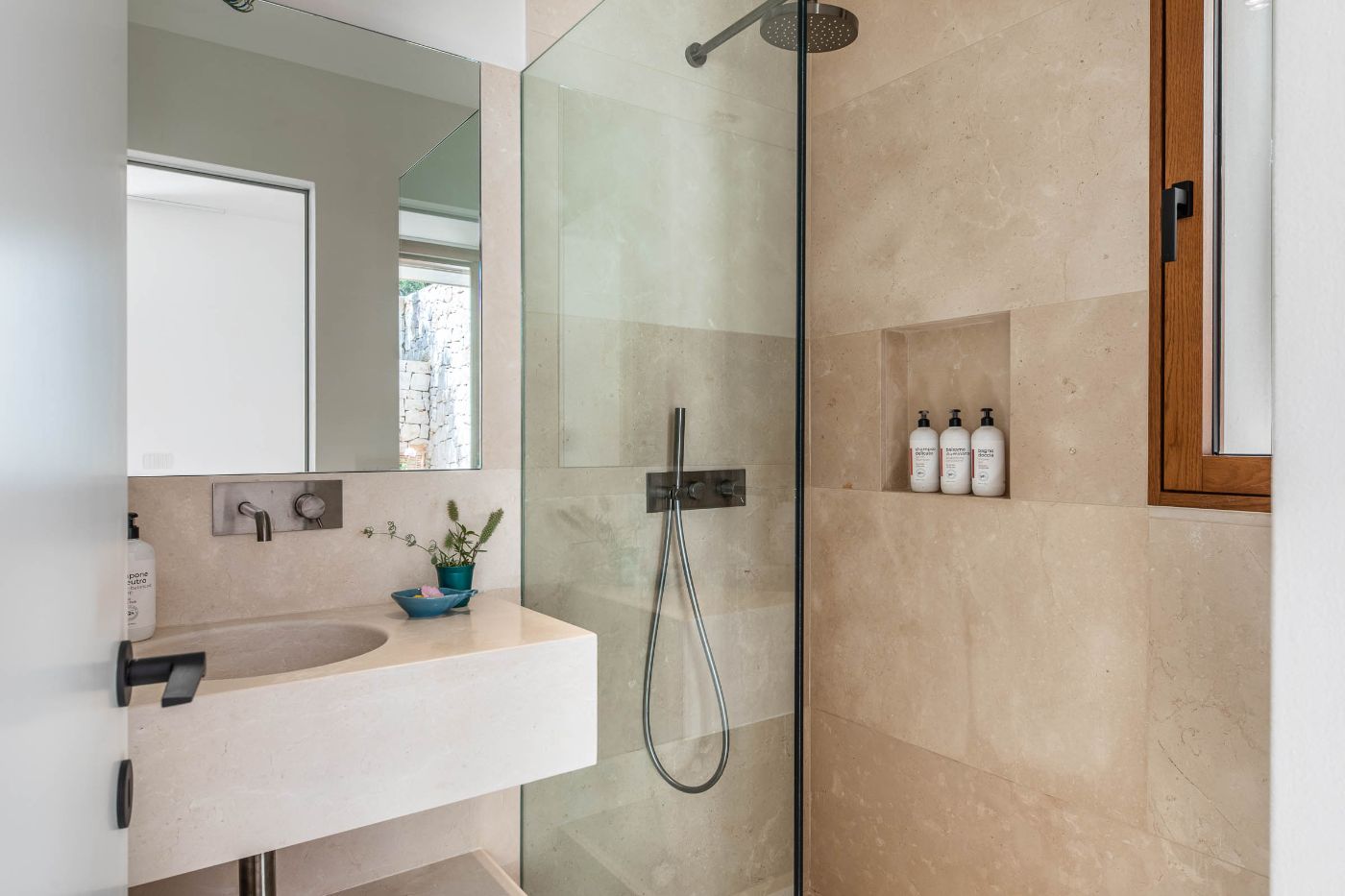 A bathroom in Villa Venere.