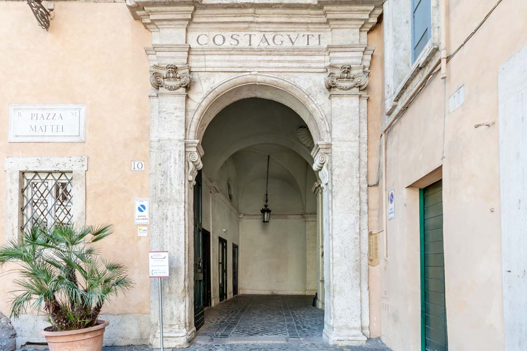 Entrance archway on the street at Costaguti Apartment in Rome