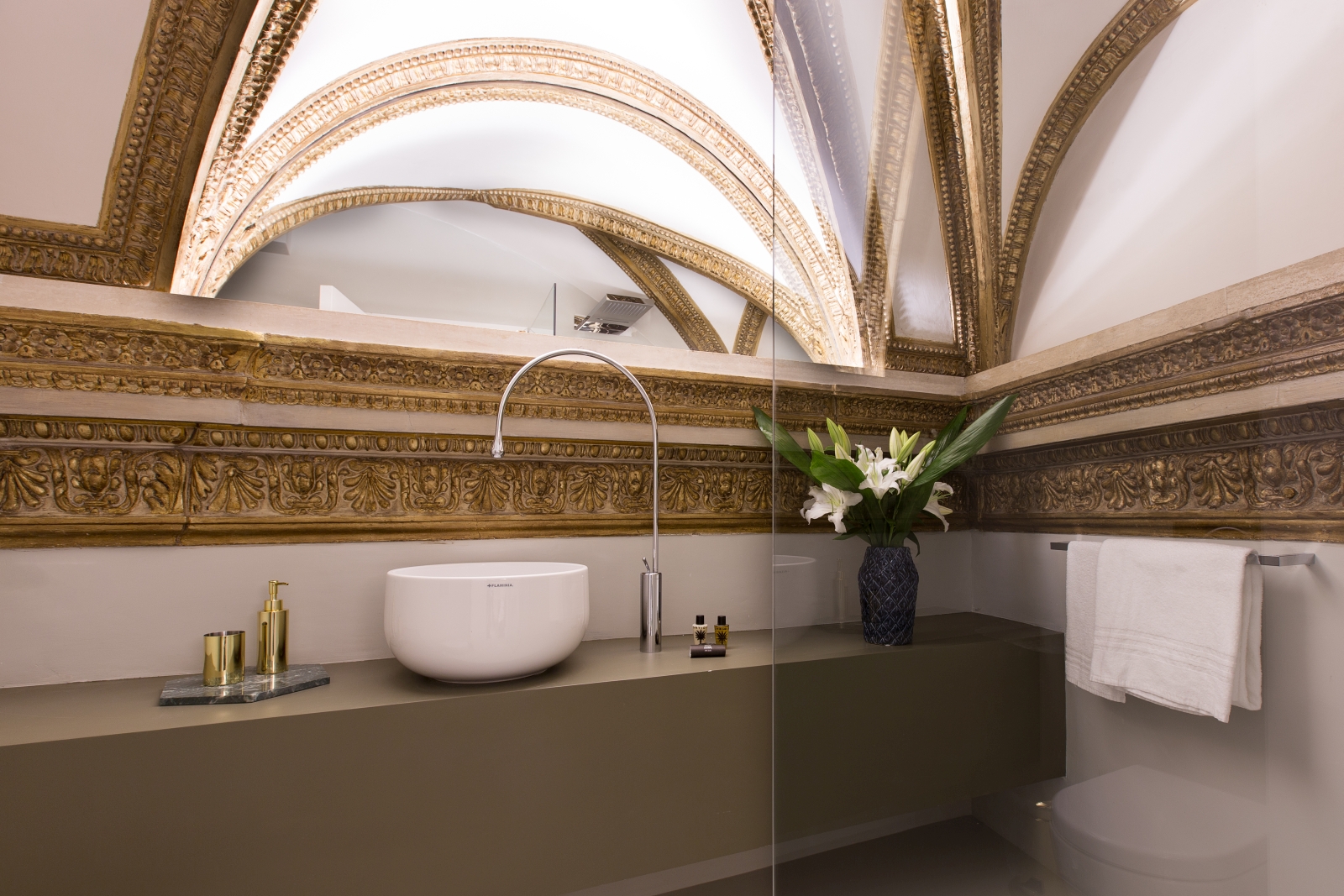 bathroom with gold arched ceiling at costaguti apartment, Rome