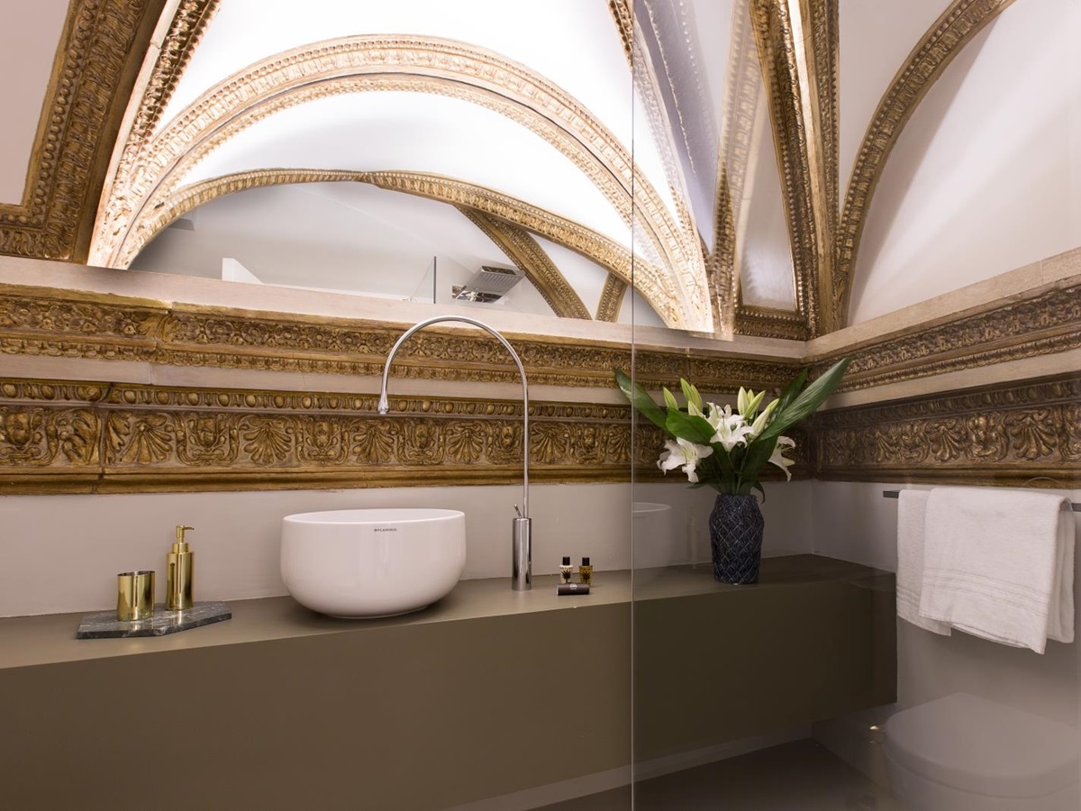 bathroom with gold arched ceiling at costaguti apartment, Rome