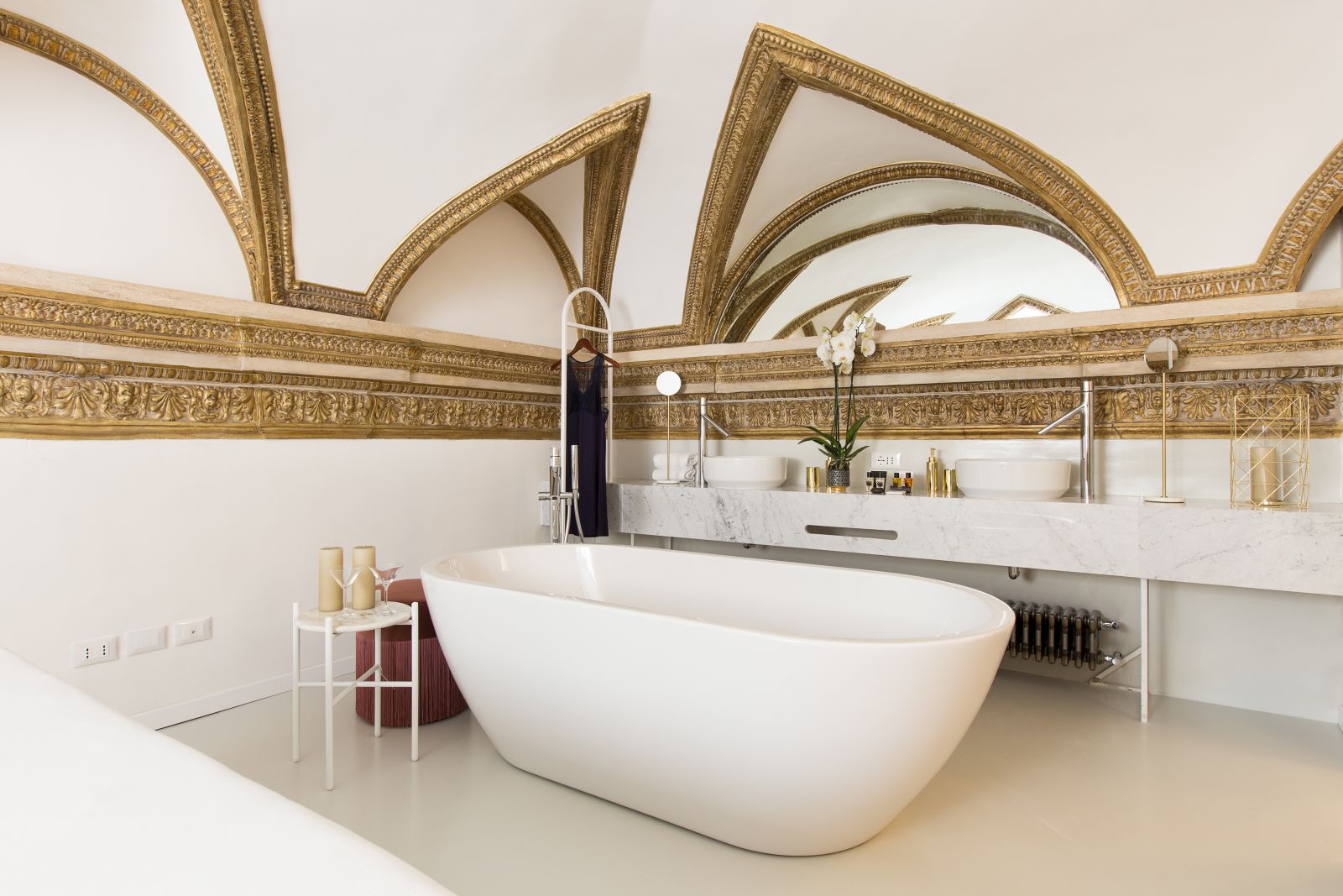a bathroom at costaguti apartment