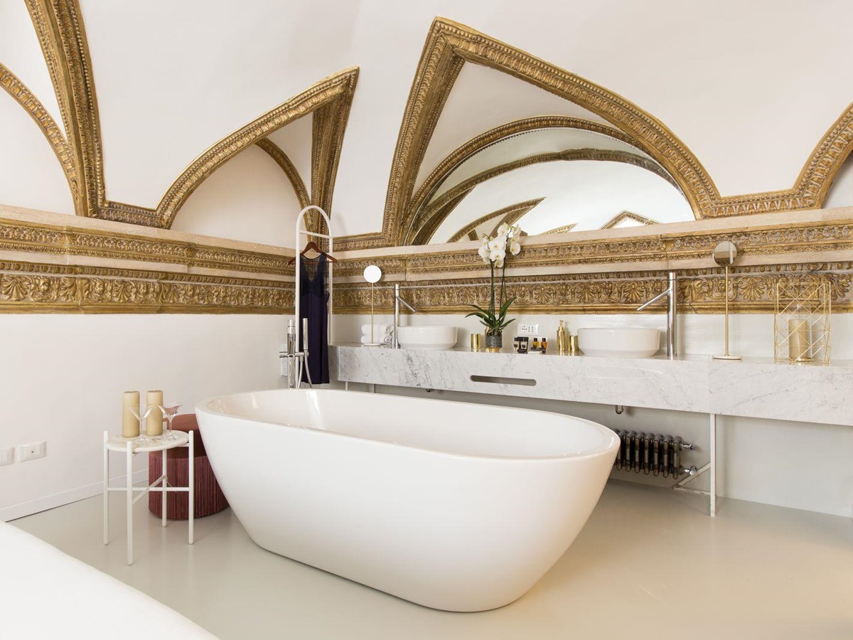 a bathroom at costaguti apartment