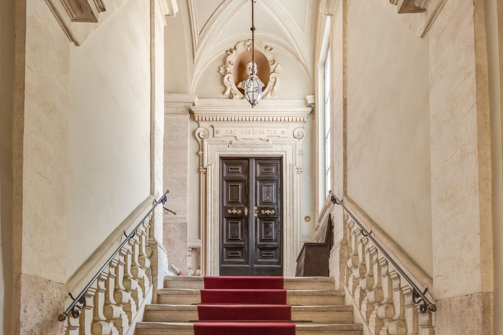 the entrance at costaguti apartment