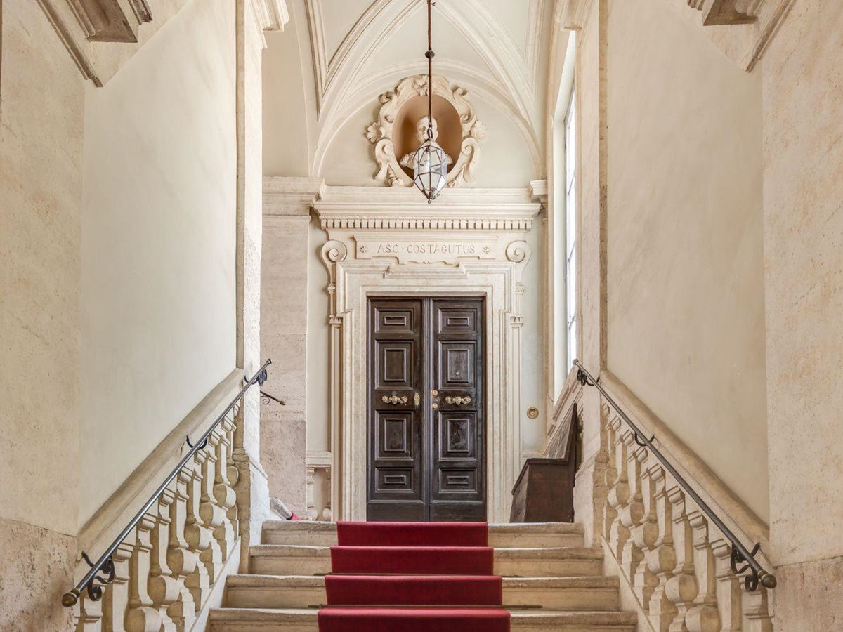the entrance at costaguti apartment