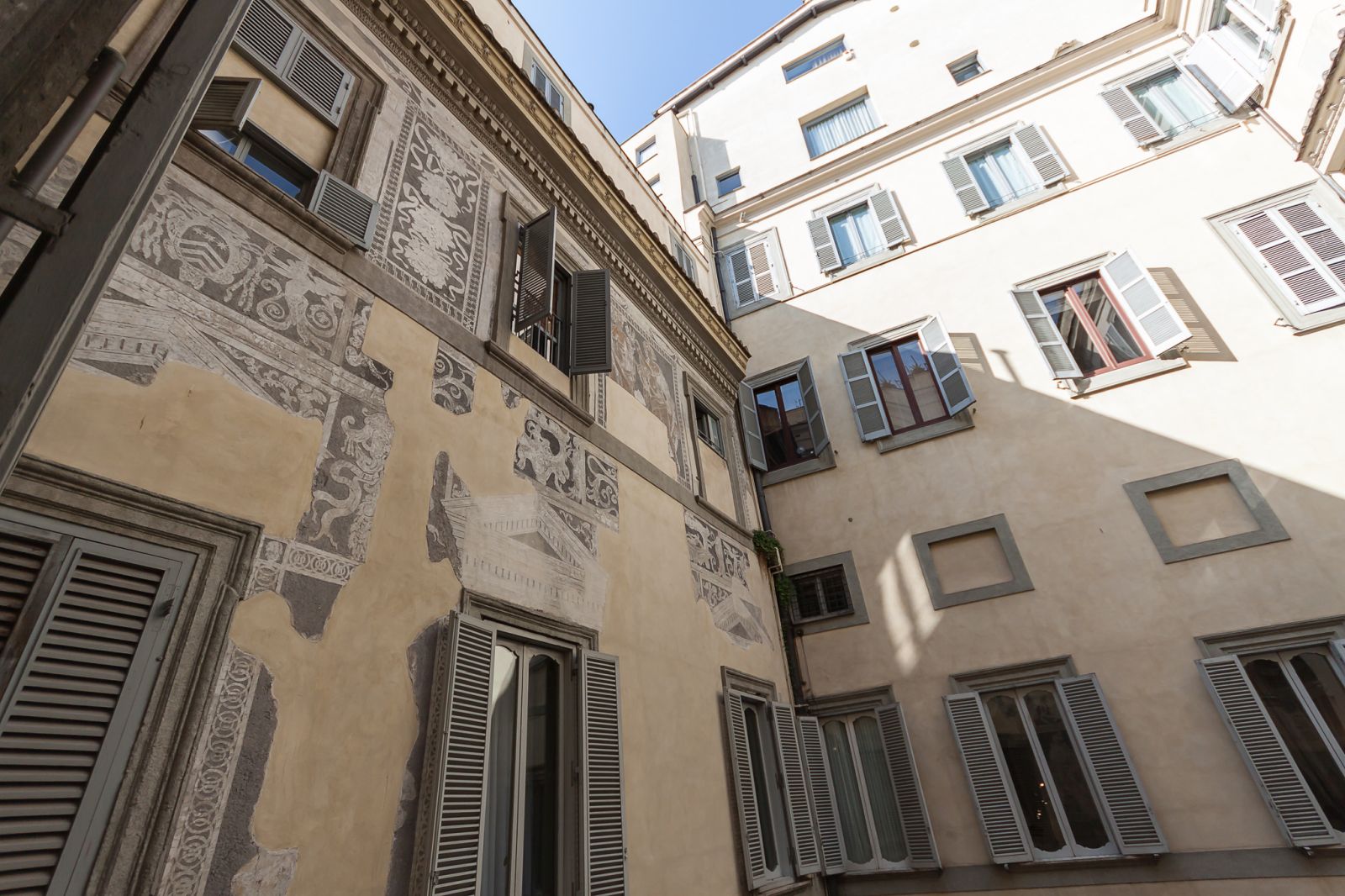 the internal courtyard at costaguti apartment