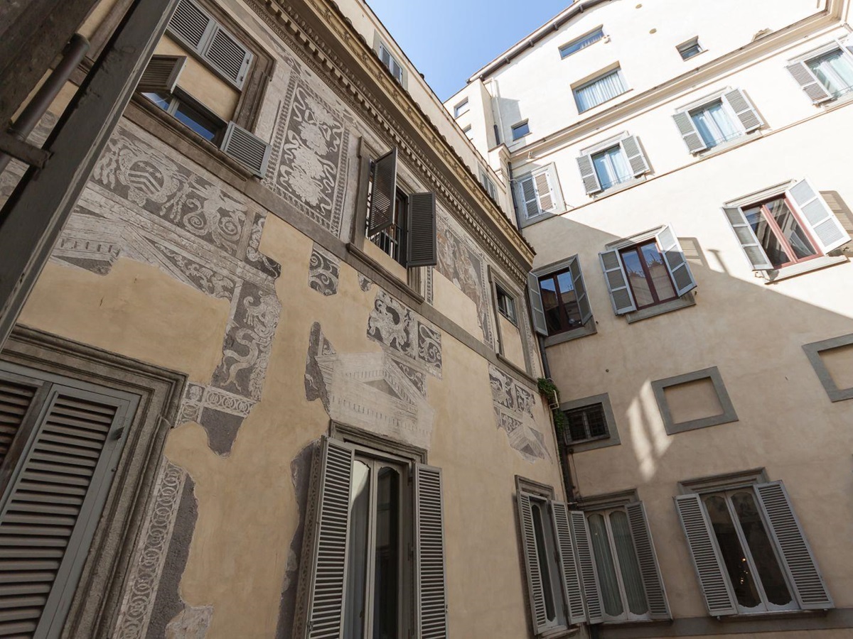 the internal courtyard at costaguti apartment