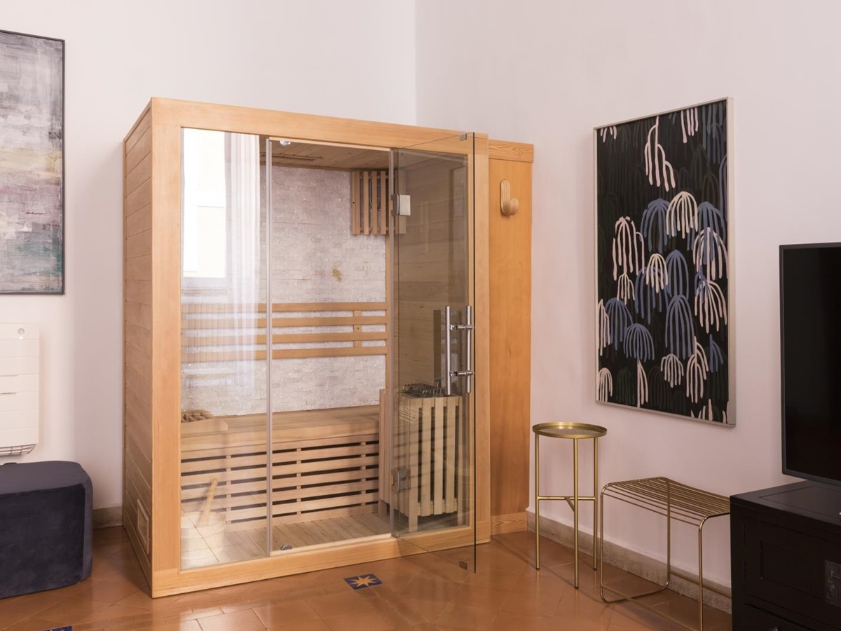 small sauna in the bedroom at costaguti apartment, Rome