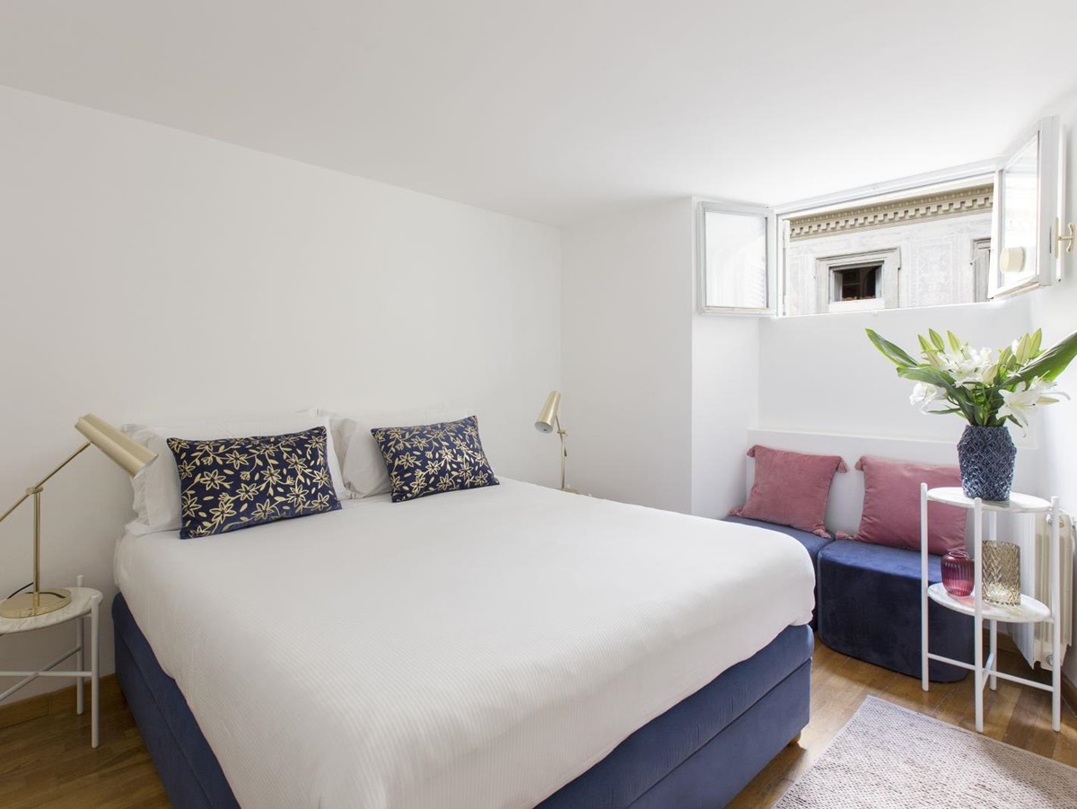a twin double bedroom at costaguti apartment