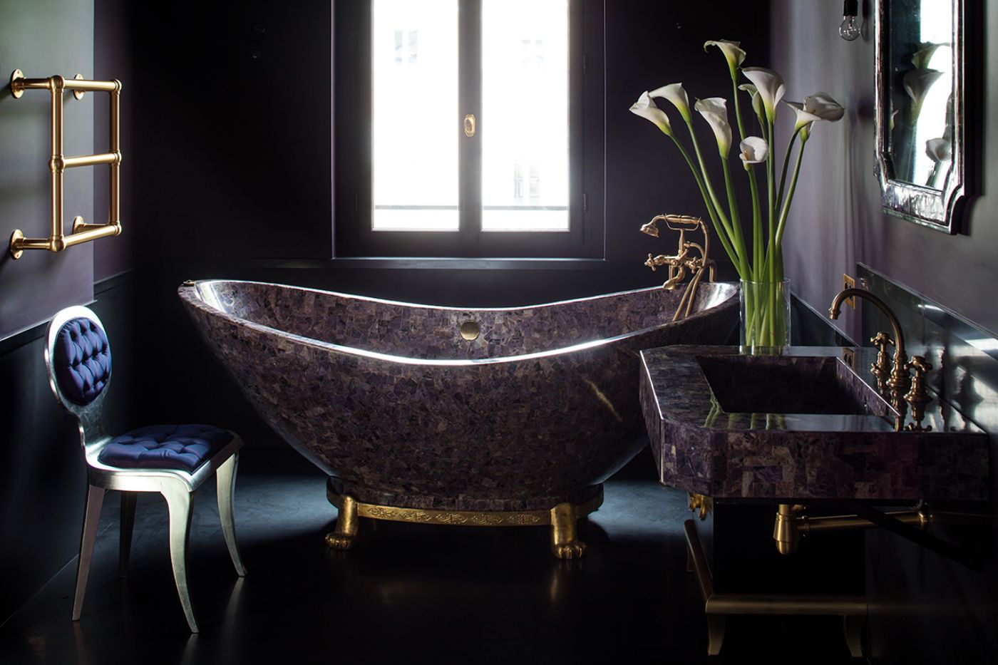 A standing bath tub in a bathroom at Villa Clara.