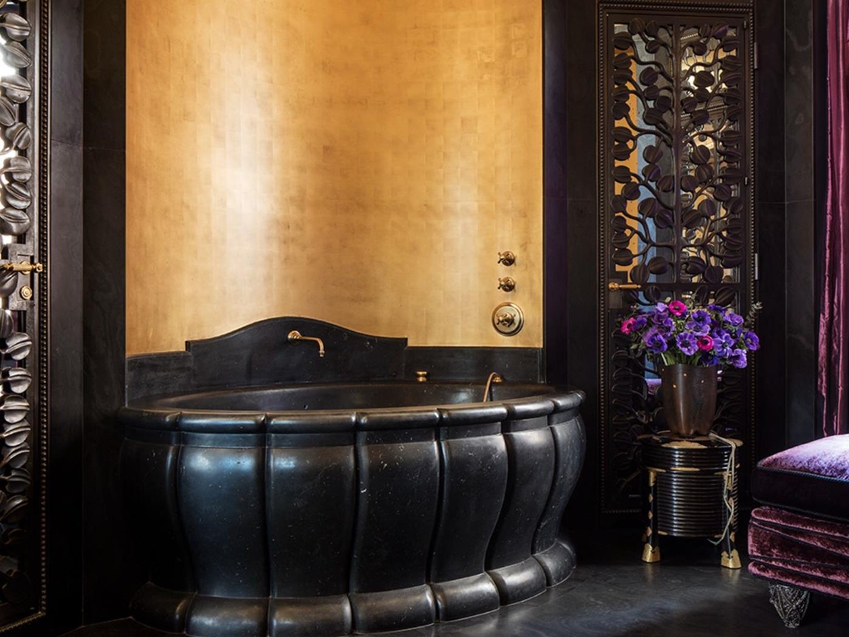 A large black bath tub in a bedroom ensuite at Villa Clara.