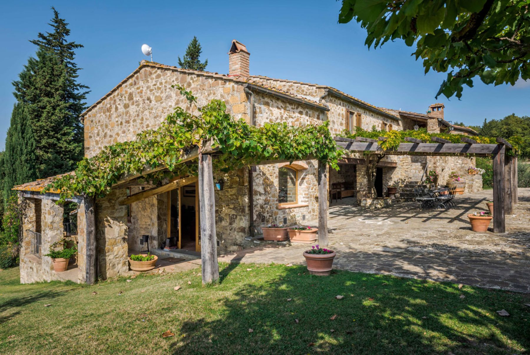 Pergola and gardens of Casa Picchio in Tuscany