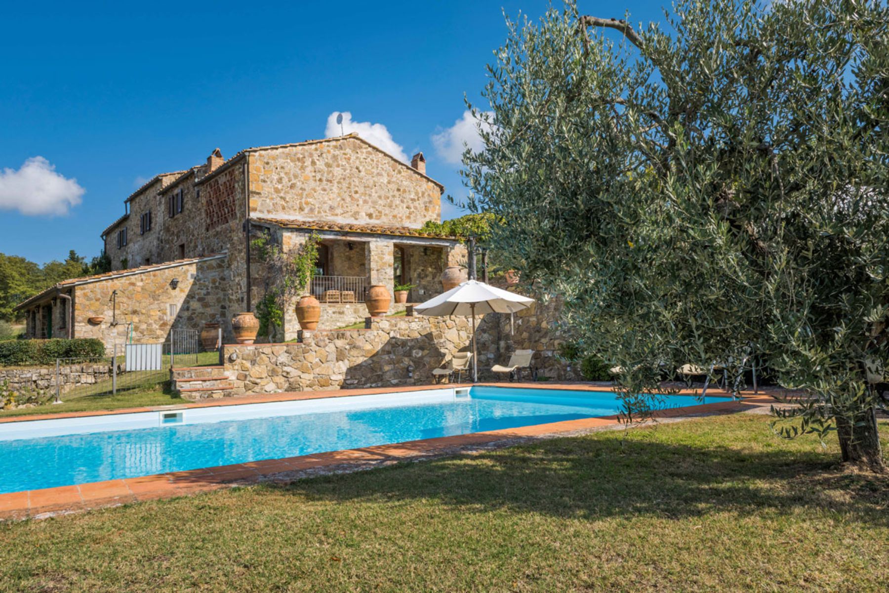 Exterior view of villa and swimming pool at Casa Picchio in Tuscany