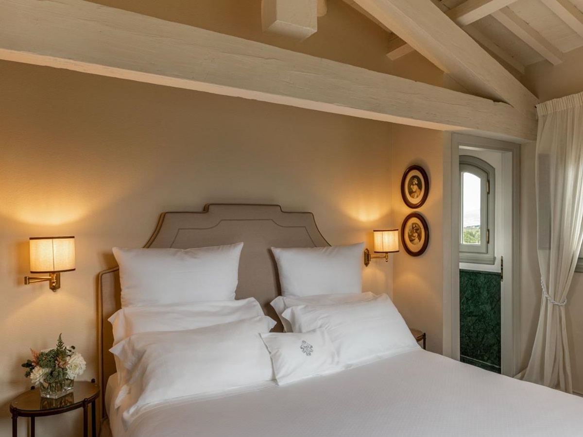 A bedroom in Castel_Botticelli.