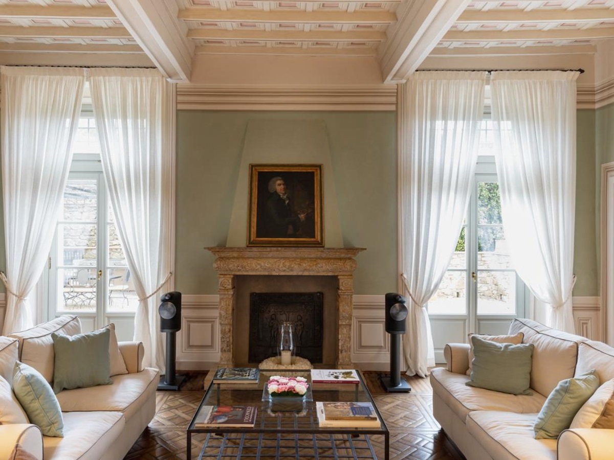 One of the living rooms at Castel_Botticelli.
