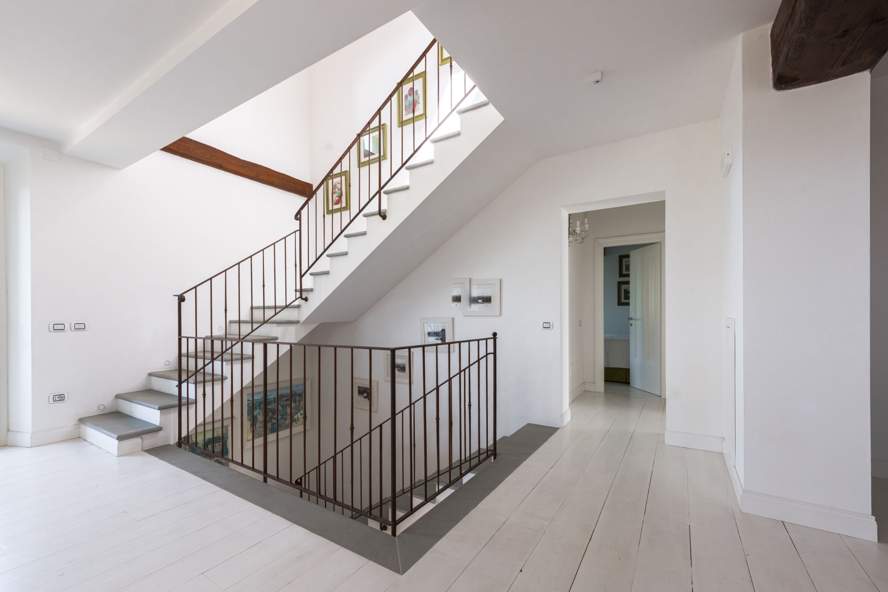 View of the landing and stairway in the middle of the building at Villa Il Mugnello in Tuscany
