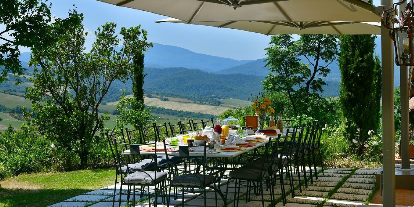 Outdoor dining on the terrace at villa Il Mugnello in Tuscany
