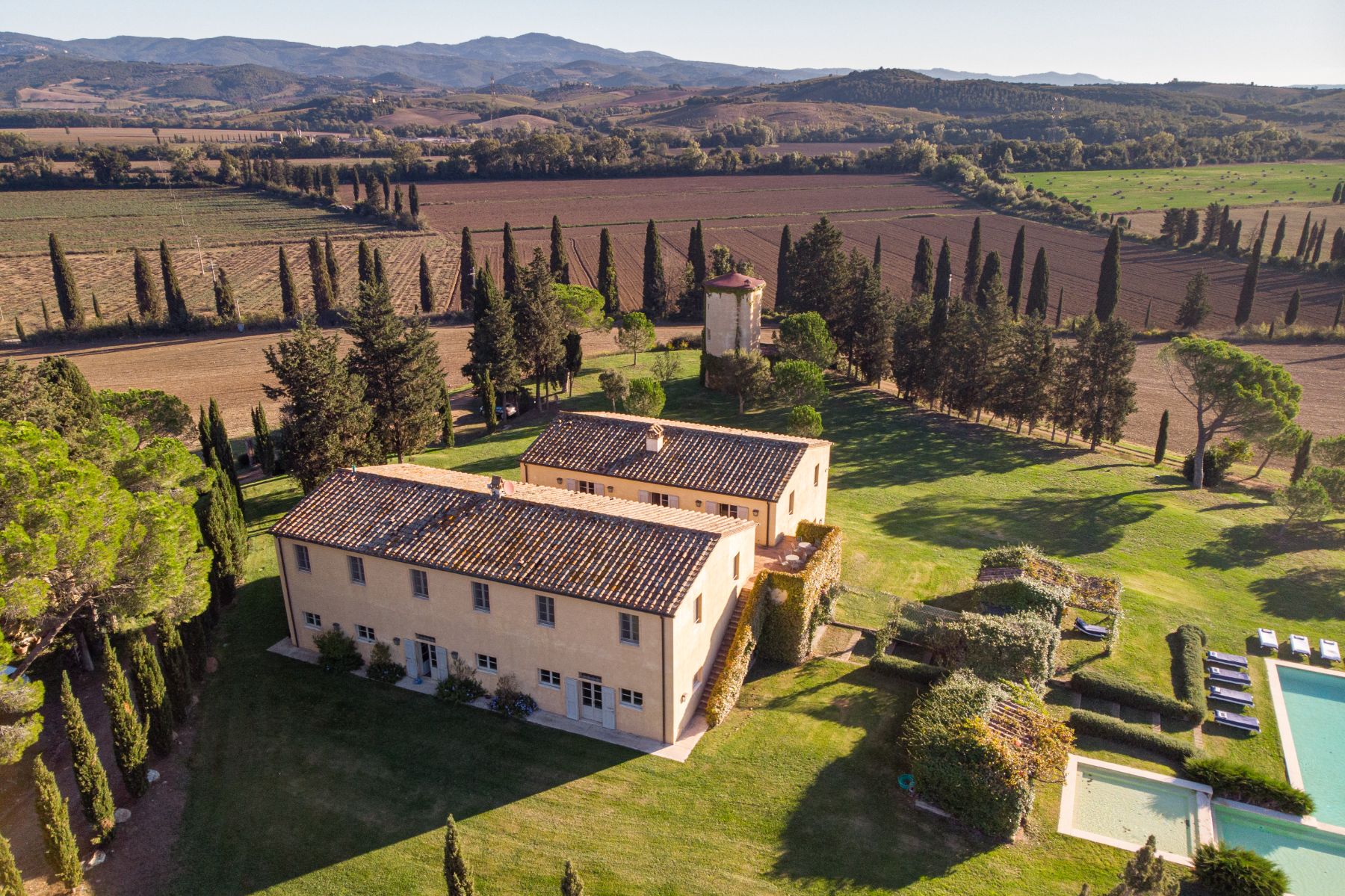 overhead drone view of villa Il Serratone in Tuscany