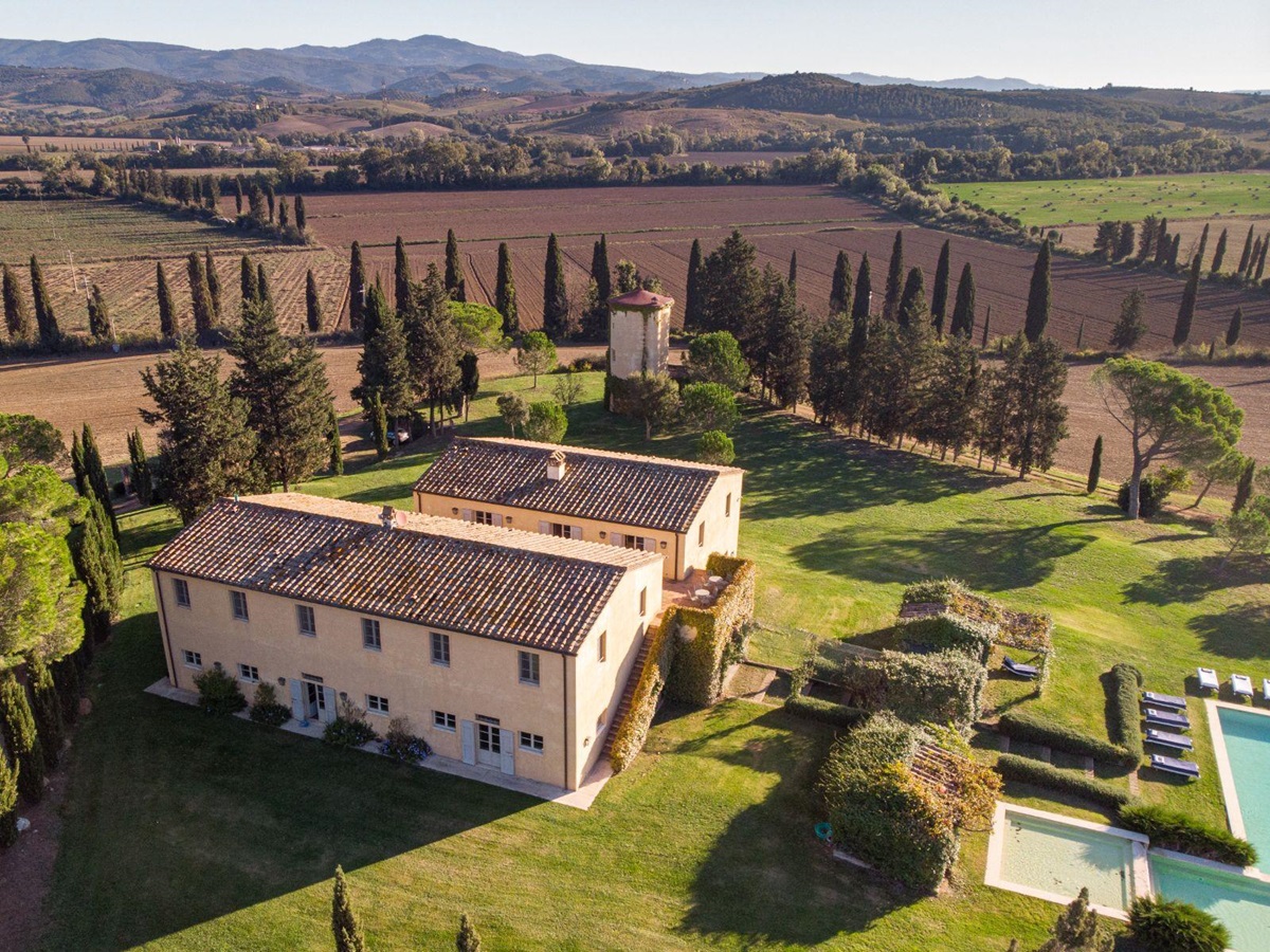 overhead drone view of villa Il Serratone in Tuscany