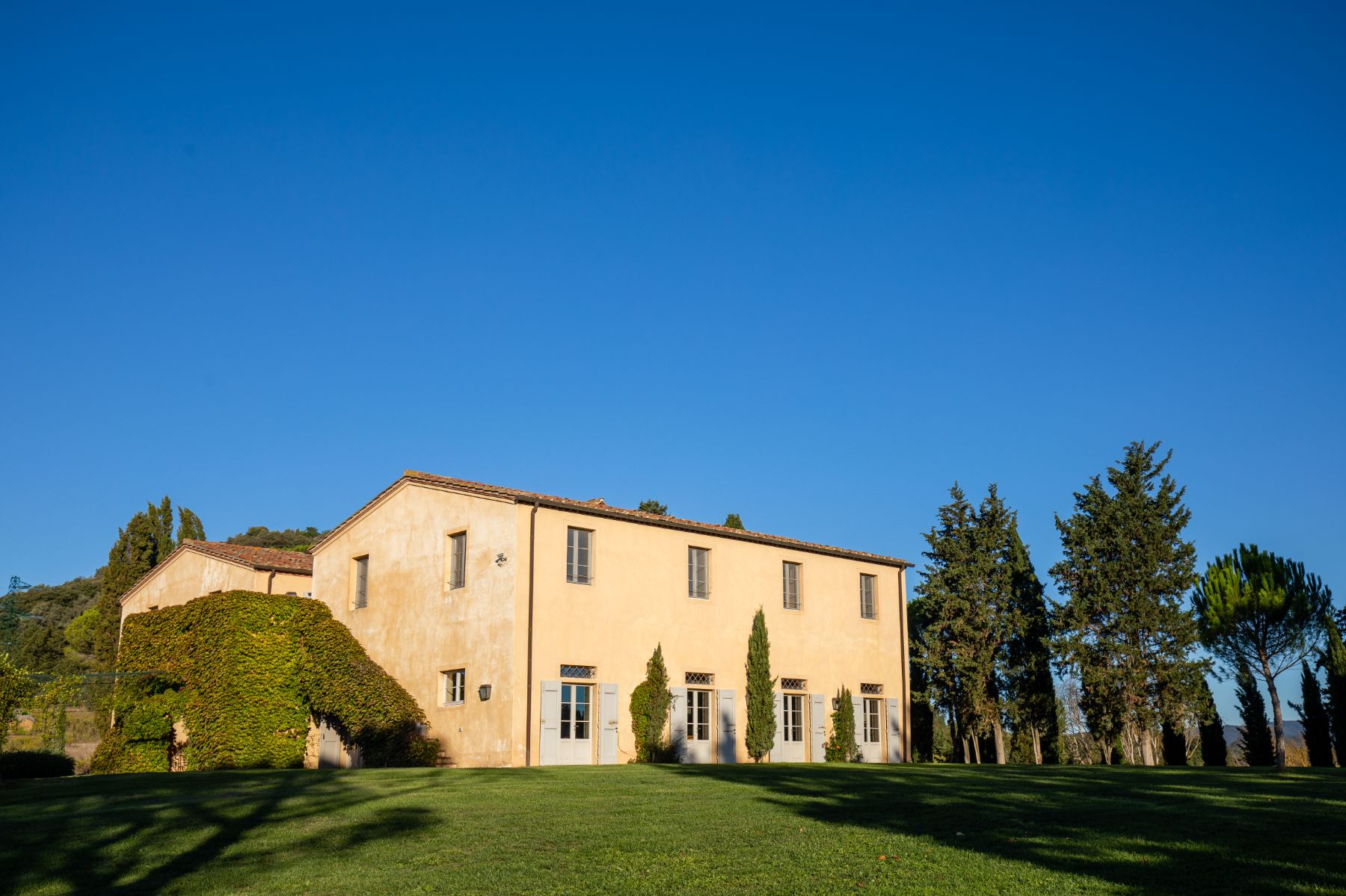 exterior view of villa Il Serratone building surrounded by trees in Tuscany