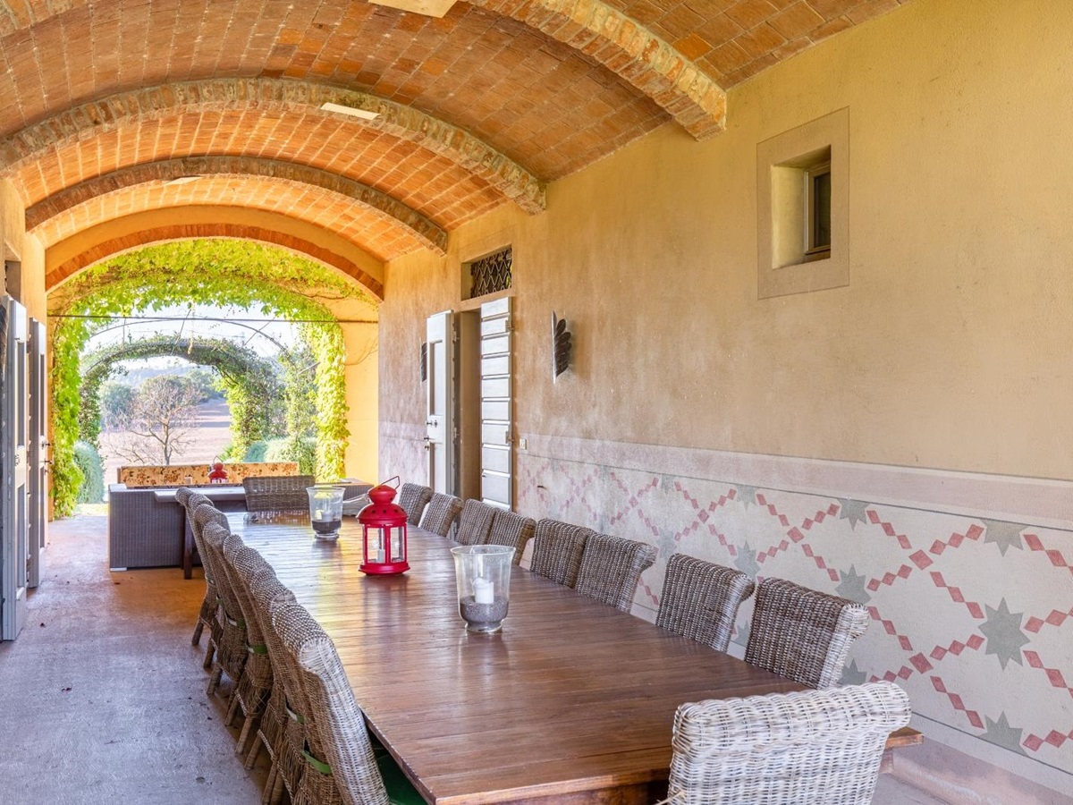 Outdoor dining at Il Serratone villa in Tuscany Italy