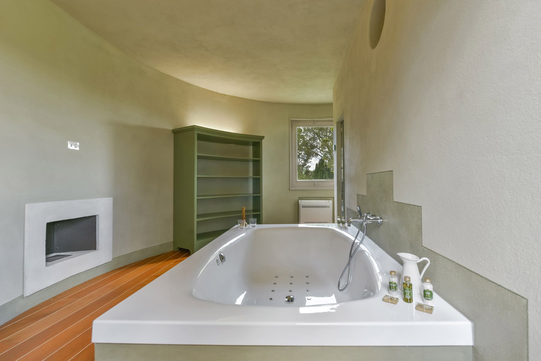 bathroom with large bath in the silo at villa Serratone in Tuscany