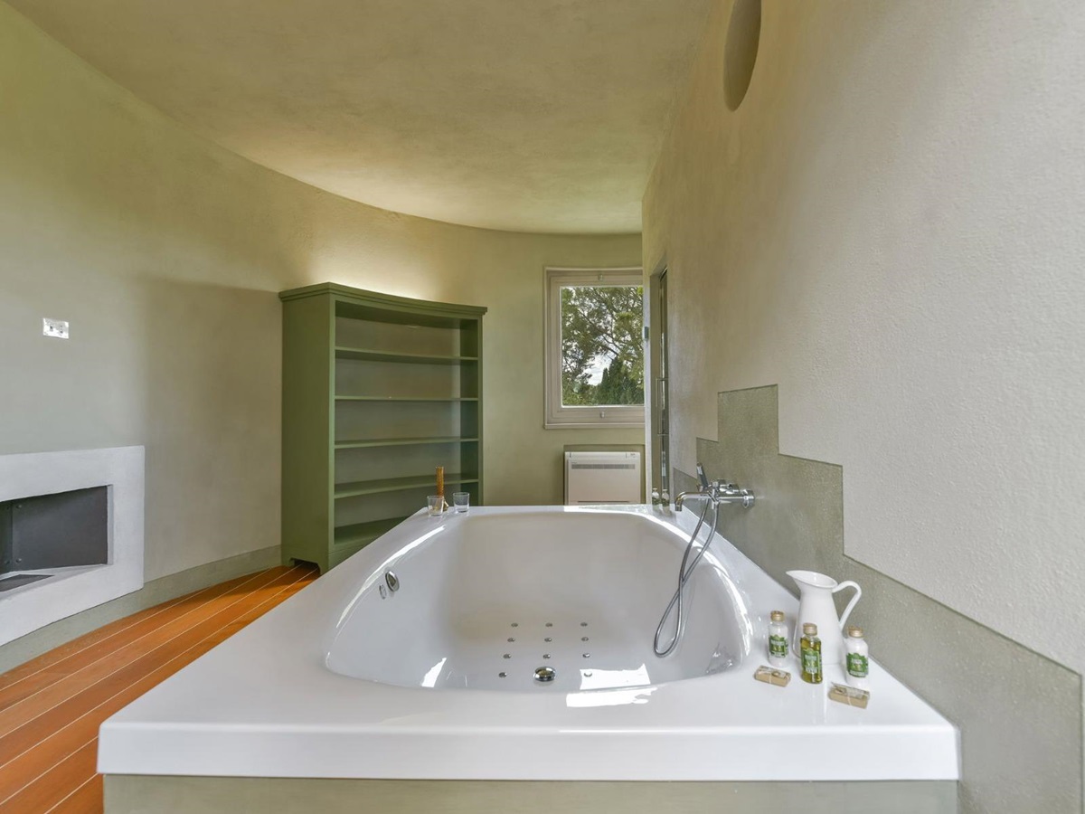 bathroom with large bath in the silo at villa Serratone in Tuscany