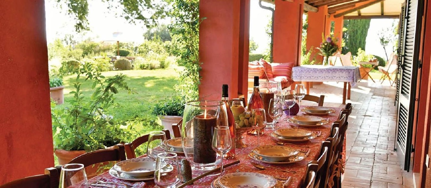 Outdoor dining on the terrace at villa La Civetta in Tuscany