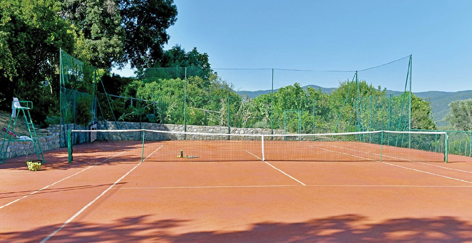Private tennis court of villa La Civetta in Tuscany