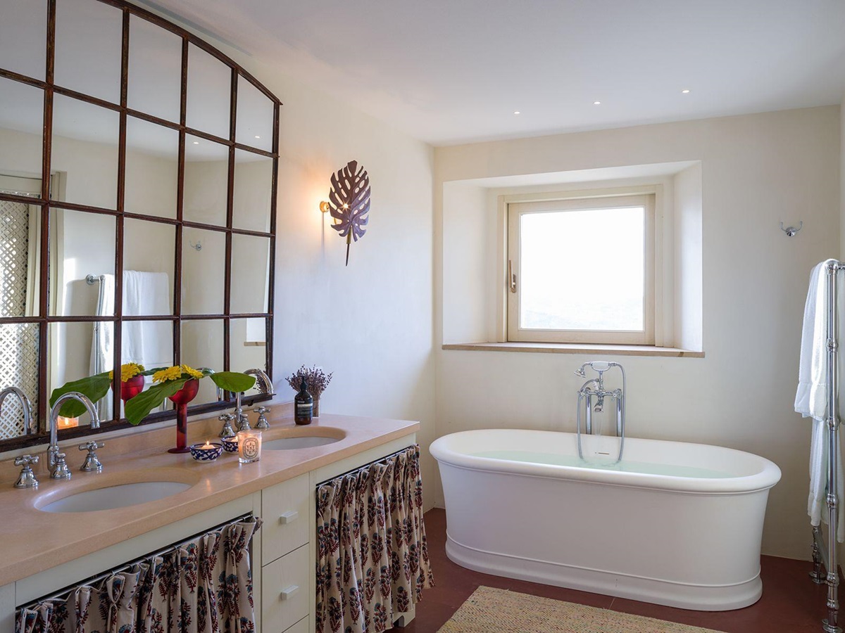 Bathroom 3 at La Collina Farmhouse