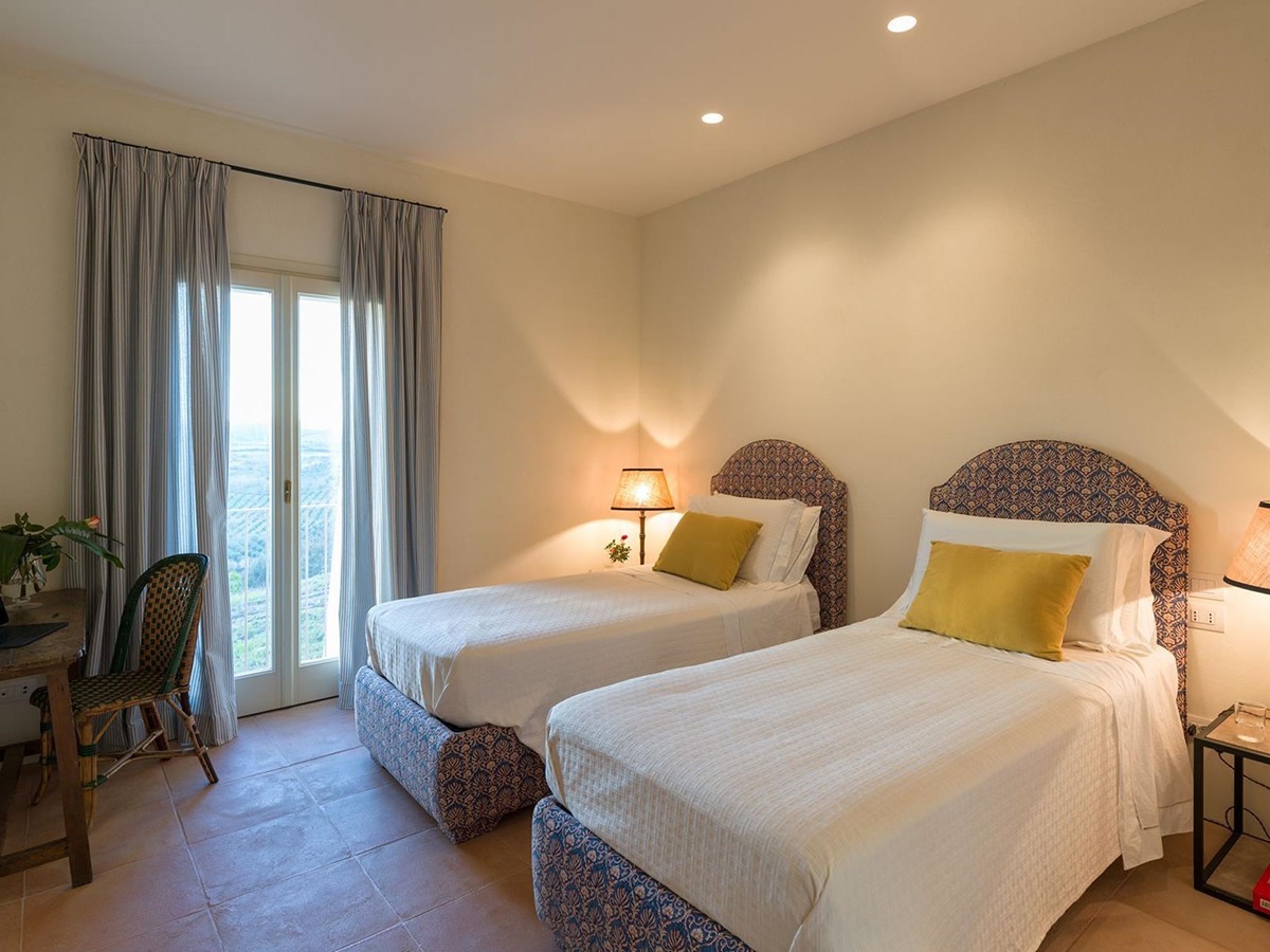 Twin bedroom at La Collina Farmhouse