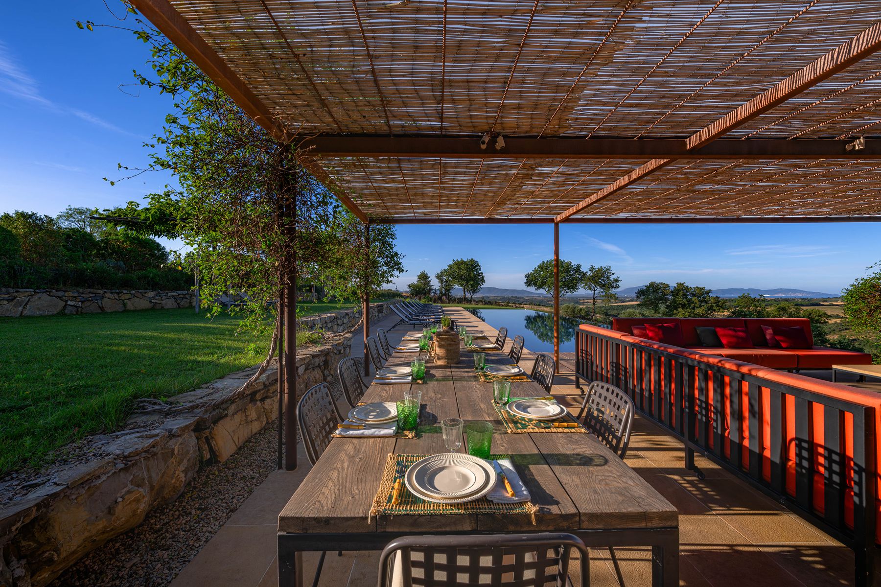 Outdoor dining at La Collina Farmhouse