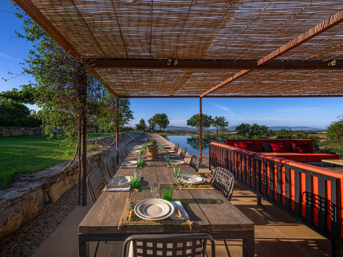 Outdoor dining at La Collina Farmhouse