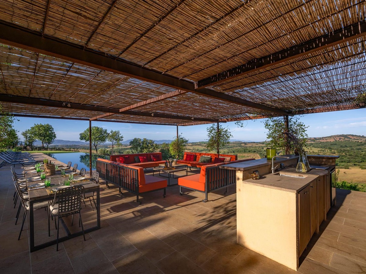 Outdoor terrace at La Collina Farmhouse